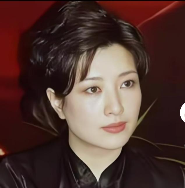 她；是天生美貌与演技并存的美女，镜前优雅的气质迷人，镜后也许也是不尽人意吧？
演