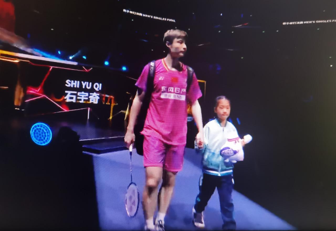 与世界冠军手牵手，请问什么孩童能够享此殊荣？