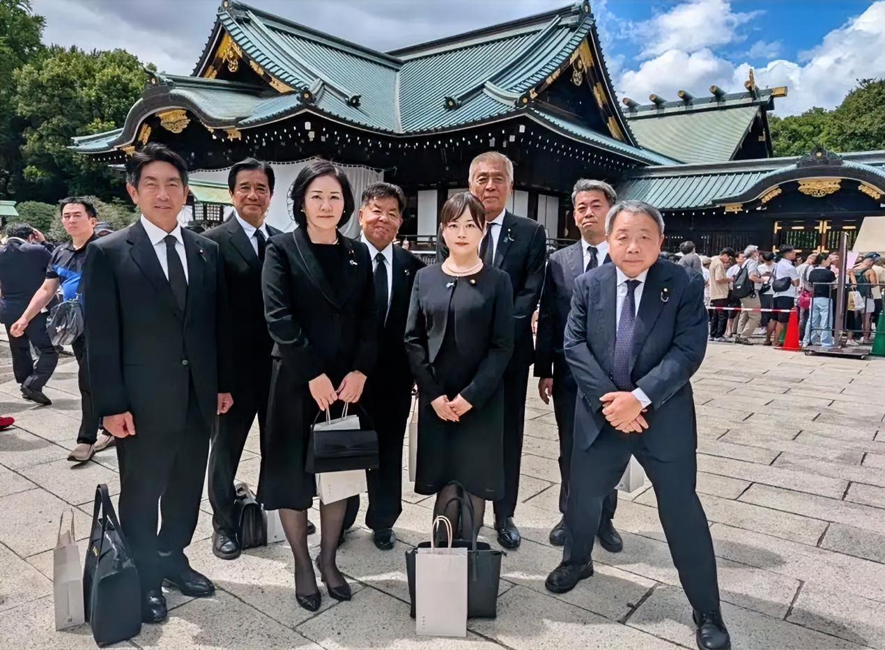汉奸石平参拜靖国神社
网友讽刺：站姿说明一切，你跪得最彻底，也得不到日本的喜欢。