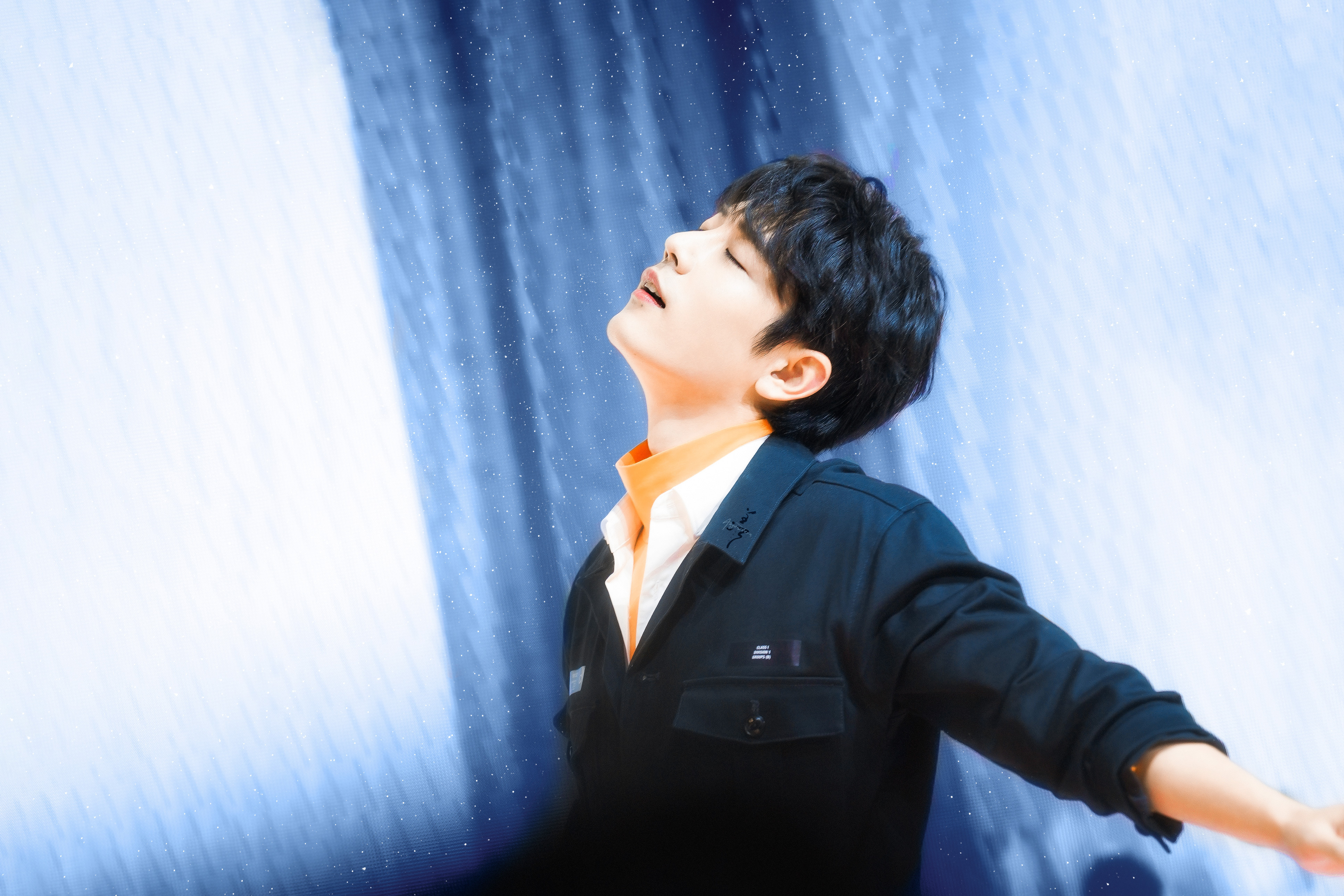 无论生活怎样，无论现实有多难，你都将是我往后粉红色的回忆。肖战◎肖战米兰时装周