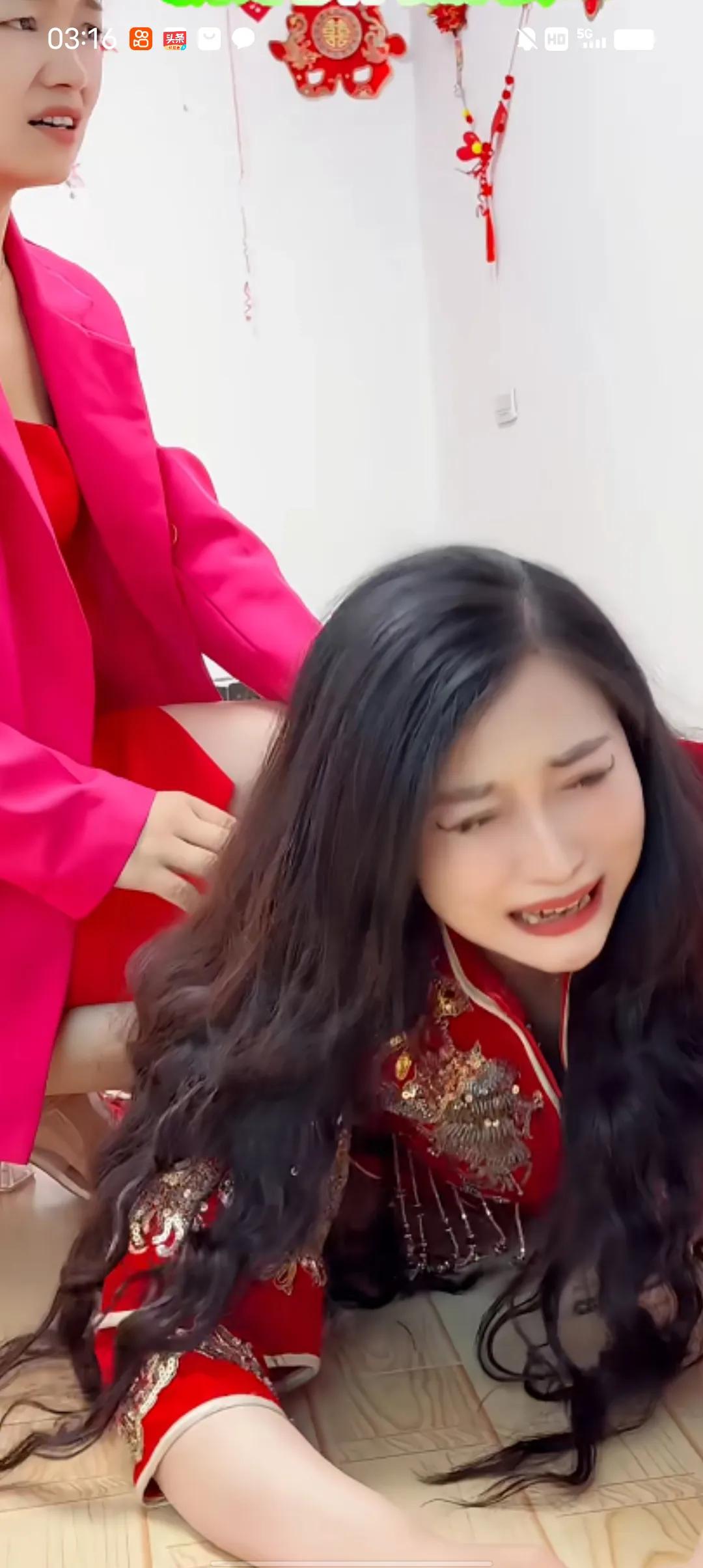 后悔了吧？退婚，新娘气的崩溃大哭说妈妈：这下你可高兴了吧！我都30岁了，我出嫁三