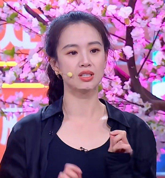 李梦说衣服不丑只是美得很小众她这样说，忽然觉得很正确没有丑衣服，只有欣赏角度不同