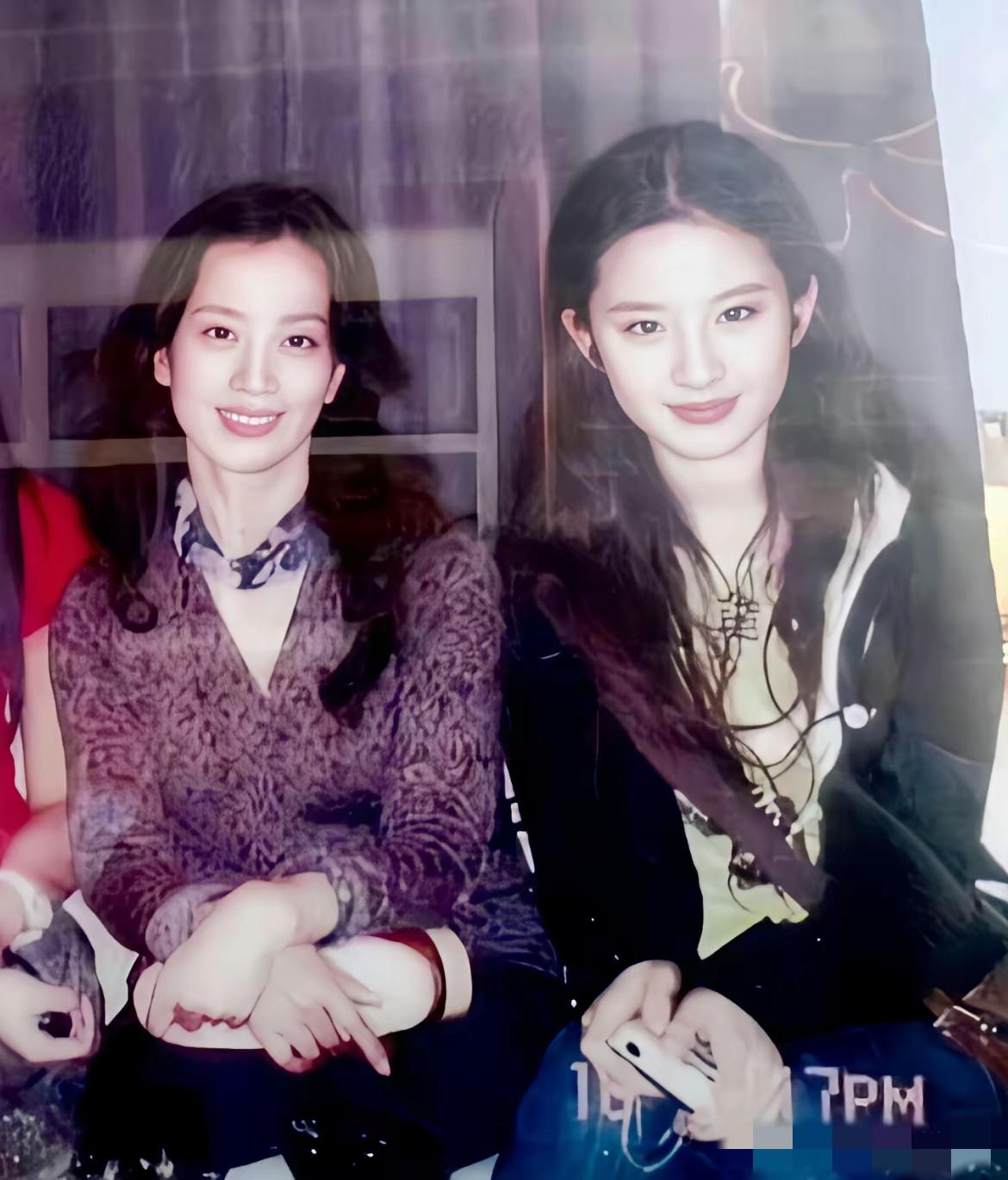 刘亦菲妈妈比刘亦菲更好看。

刘妈五官脸型更精致，骨架纤长，整个人轻盈，气质优雅