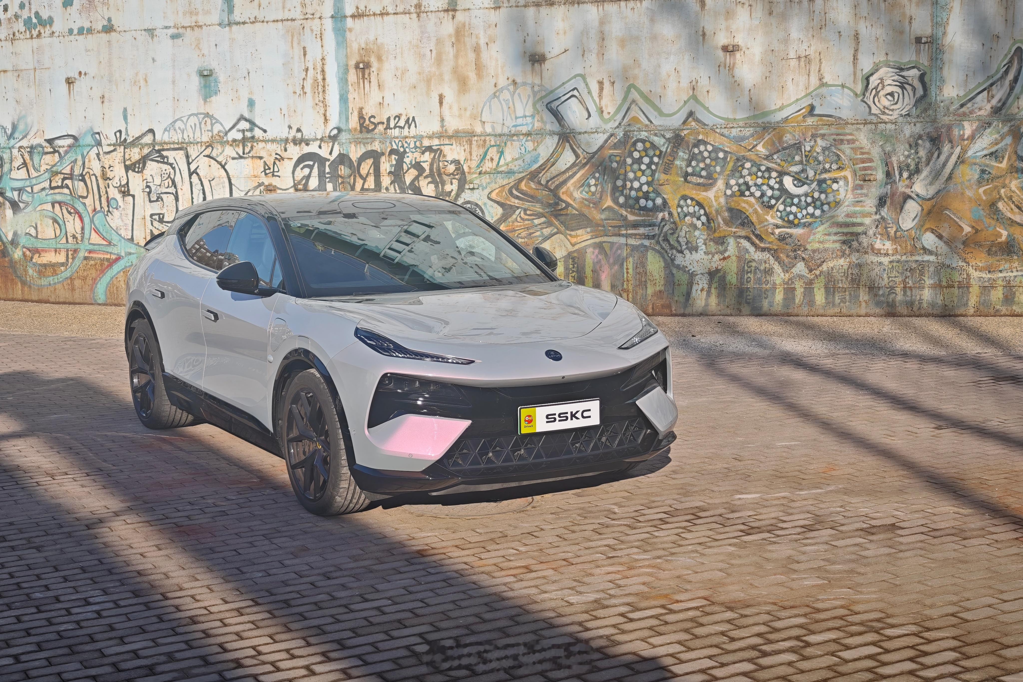 五彩斑斓的黑我不知道有没有，但是原厂就是五彩斑斓的车，莲花肯定是算一个