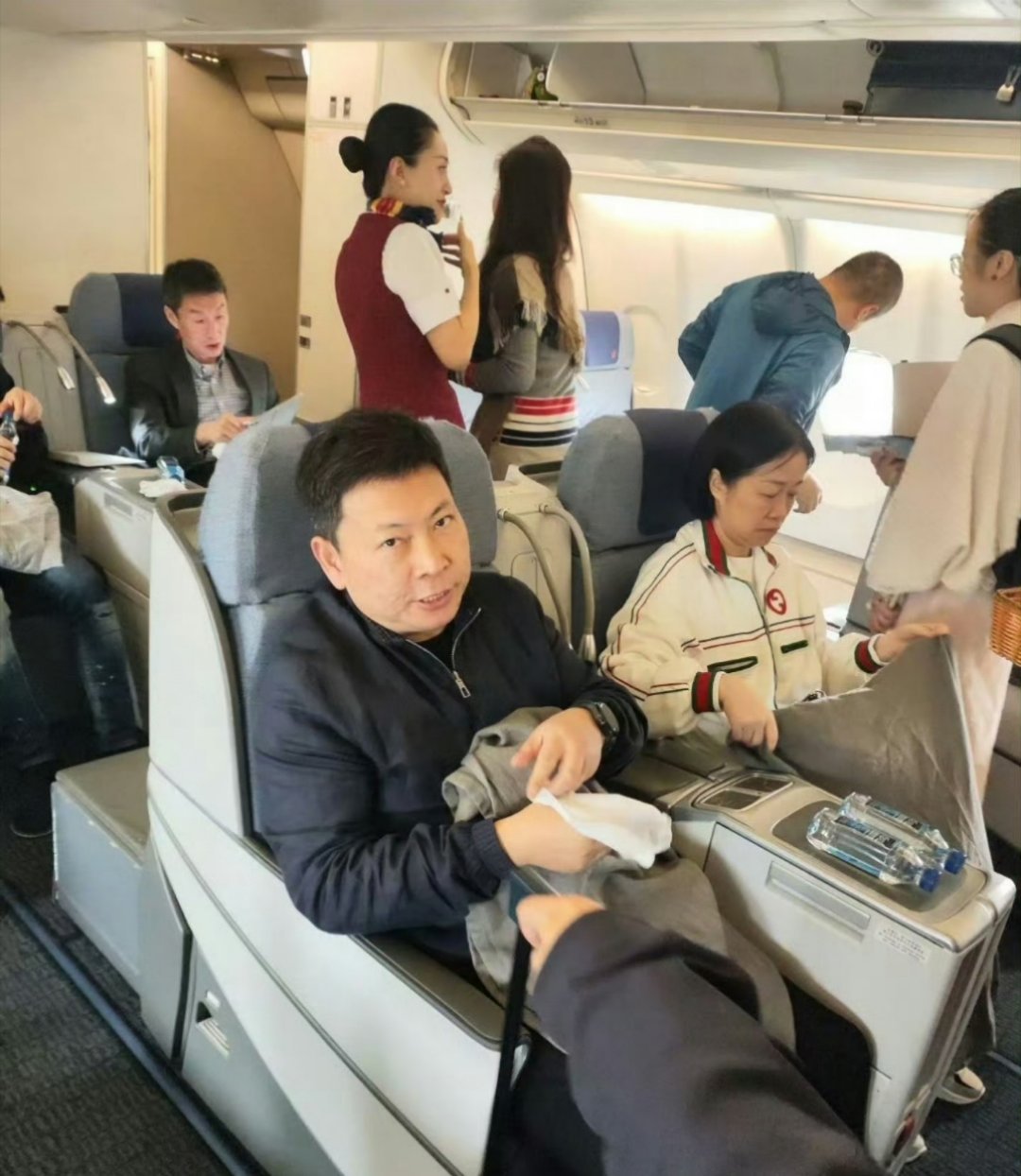 余承东捂口袋防人偷拍Mate70  华为Mate70的外观是藏住了，但是发布时间