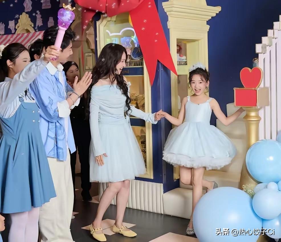 董璇女儿小酒窝，10岁生日会，佟丽娅儿子朵朵，上台送祝福、送礼物、合唱生日歌，成