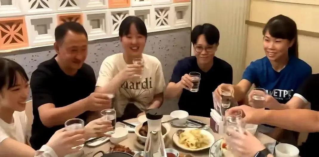 林昀儒坐张本父女旁边笑，难道就因为去了日本，就把退路堵死了吗
澳门世界杯那几天，