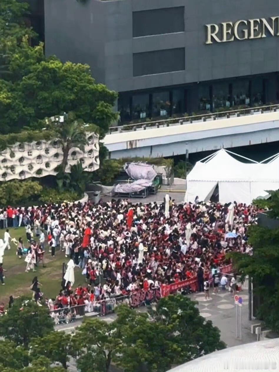 肖战香港线下活动香港YSL品牌活动线下，一片喜气洋洋的红，如此盛大的爱意，全部为