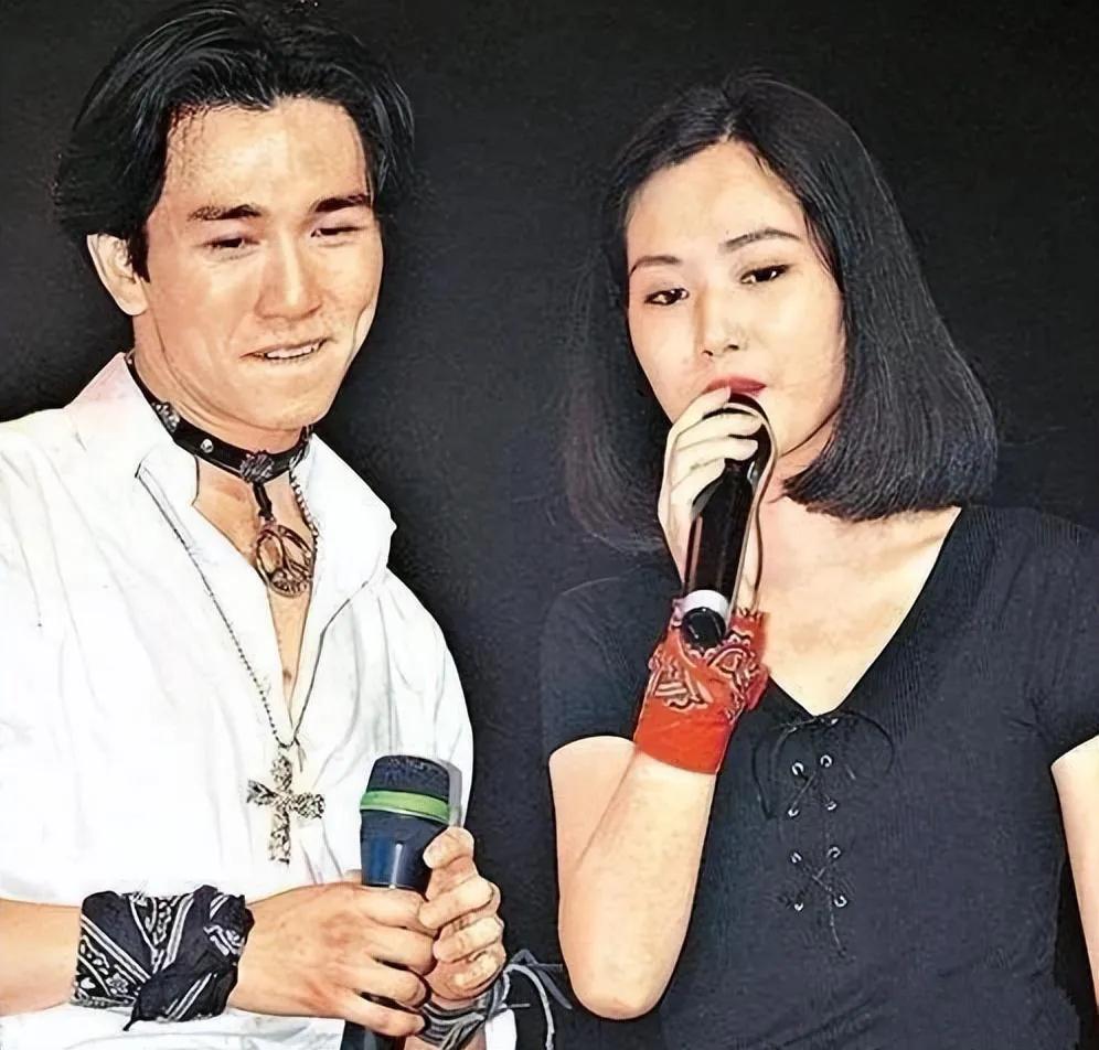 这位和温兆伦同台唱歌的女艺人是魏秋桦吧？看着像，魏秋桦很少见到她上台唱歌，发型和