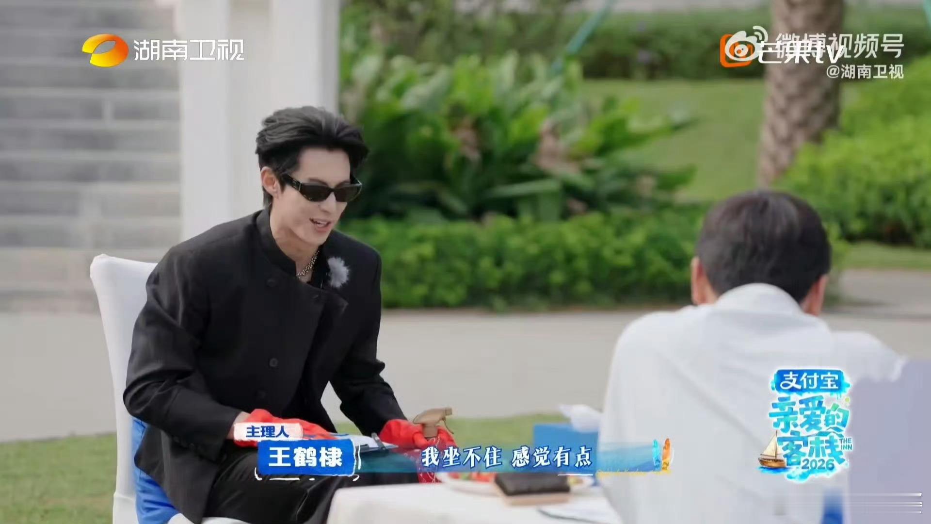 王鹤棣把刷碗手套戴出大片感王鹤棣的时尚表现力简直逆天!红色刷碗手套被他戴出高定气