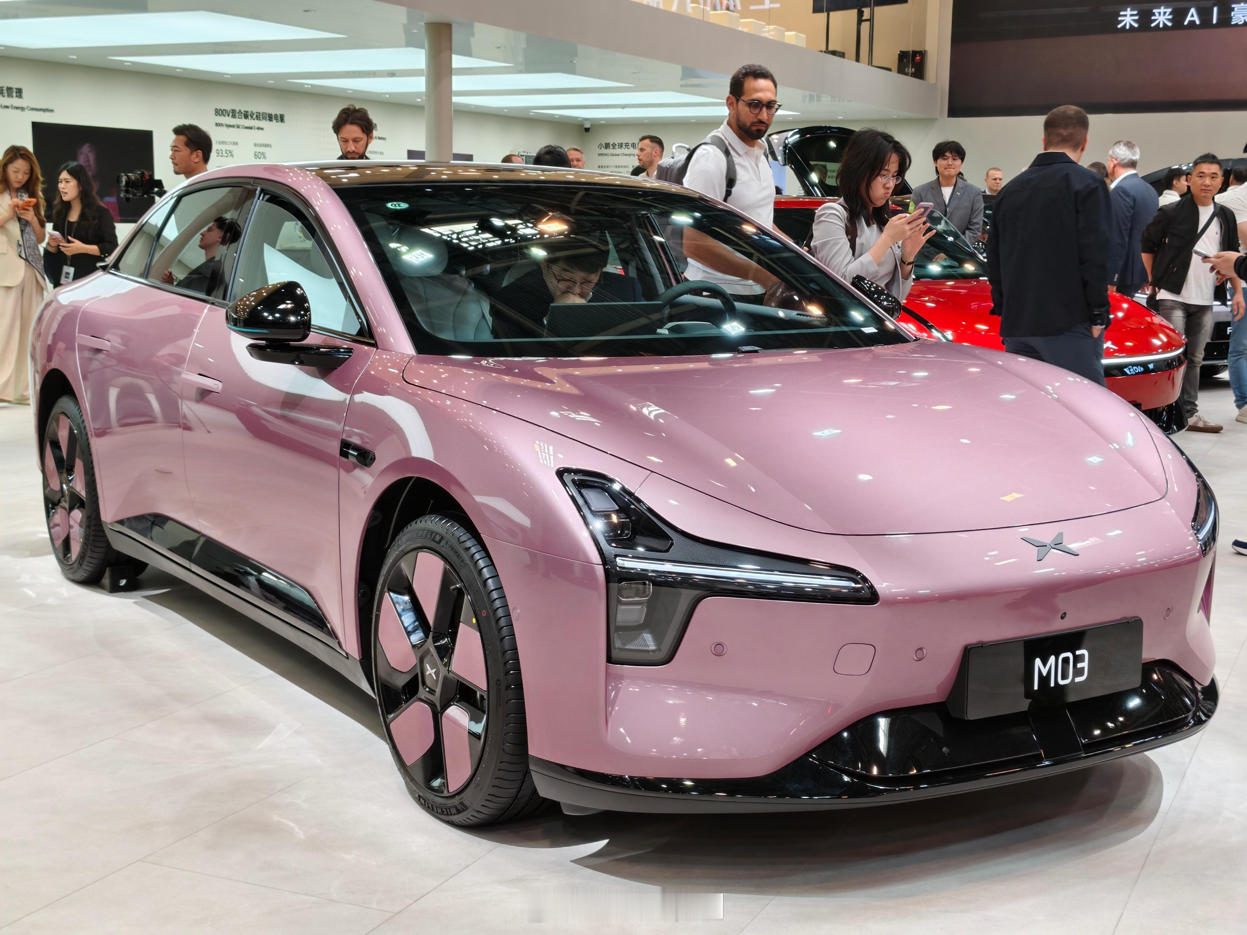 小鹏今天在车展上发布了这个 GX 的「昆仑云境」双拼色确实挺好看的，这个颜色选装