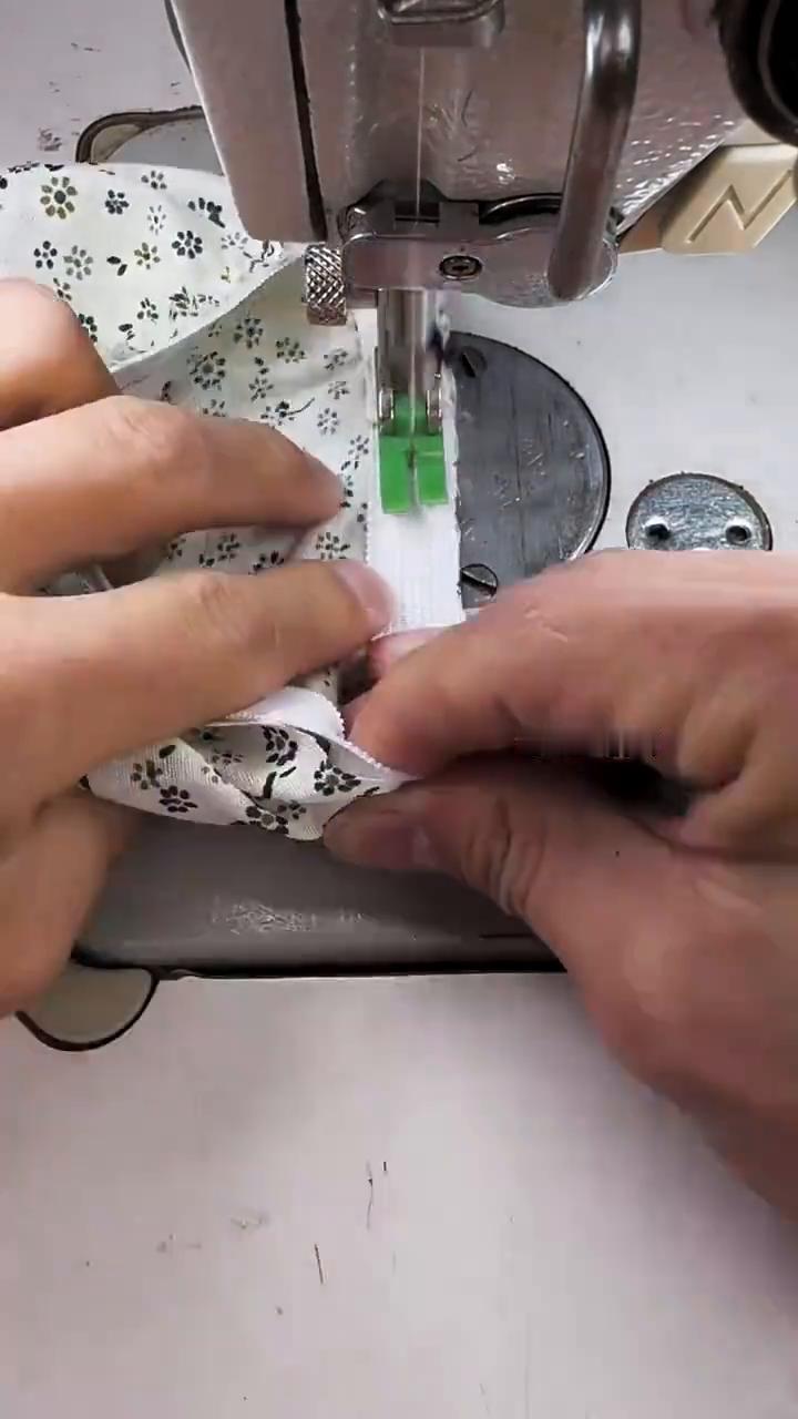 包橡筋小技巧。
·把橡筋放在里面固定几针，然后橡筋拉均匀。
·在橡筋的中间走一圈