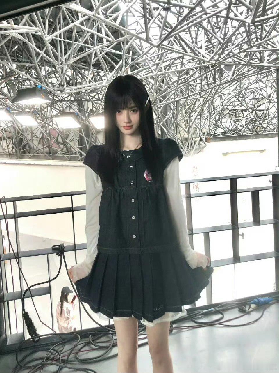 鞠婧祎戴眼镜live图谁能拒绝戴眼镜的齐刘海甜妹鞠婧祎啊！心都化了鞠婧祎齐刘海眼