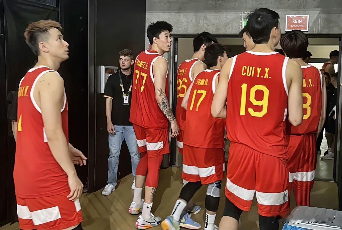 郭士强如果带了这套阵容去打NBA夏季联赛，那估计可以拿下比赛胜利！
控卫：赵继伟