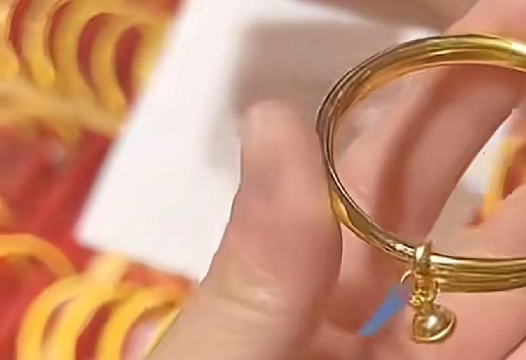 广东商家的套路太深了
一位母亲带着自己的孩子去一家金店准备试戴一下金手镯
佩戴之