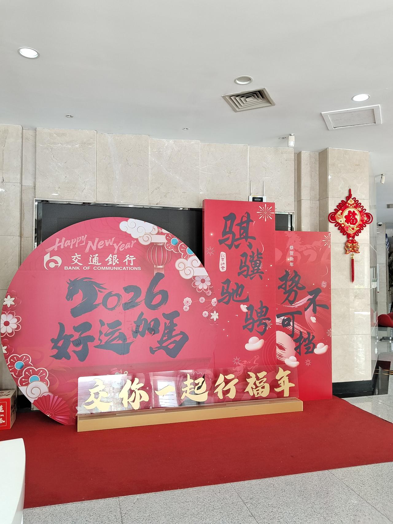 有钱人就是好啊，今天我陪雇主大姐去银行办业务，她走到哪里都是享受贵宾级的待遇，不