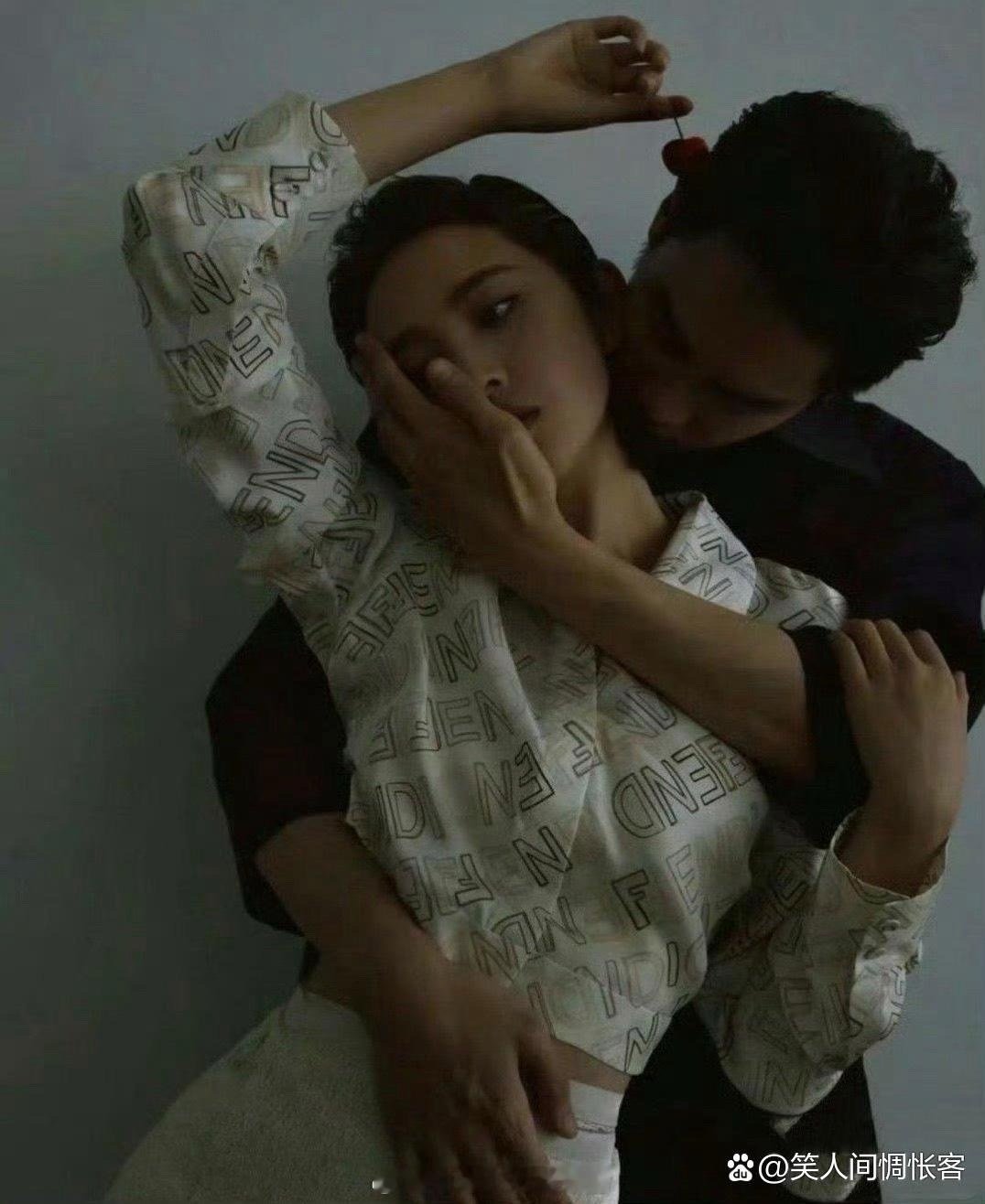 张若昀&唐艺昕这对夫妻太绝了！张若昀的大手超有男友力，唐艺昕的细腰更是惊艳，颜值