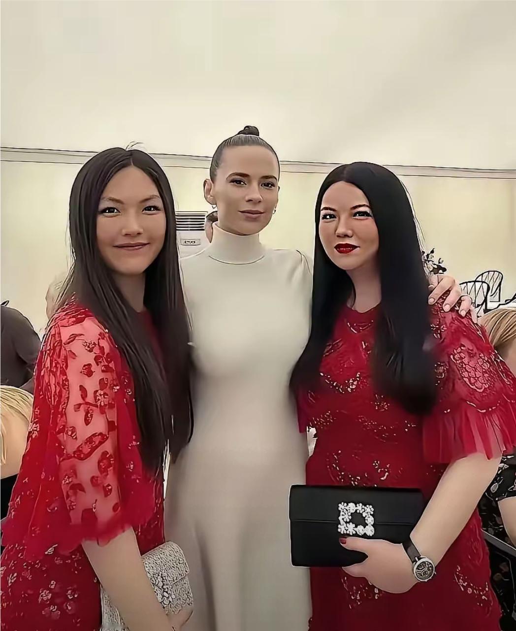 李湘很喜欢红色，出席活动大多都是穿红色。