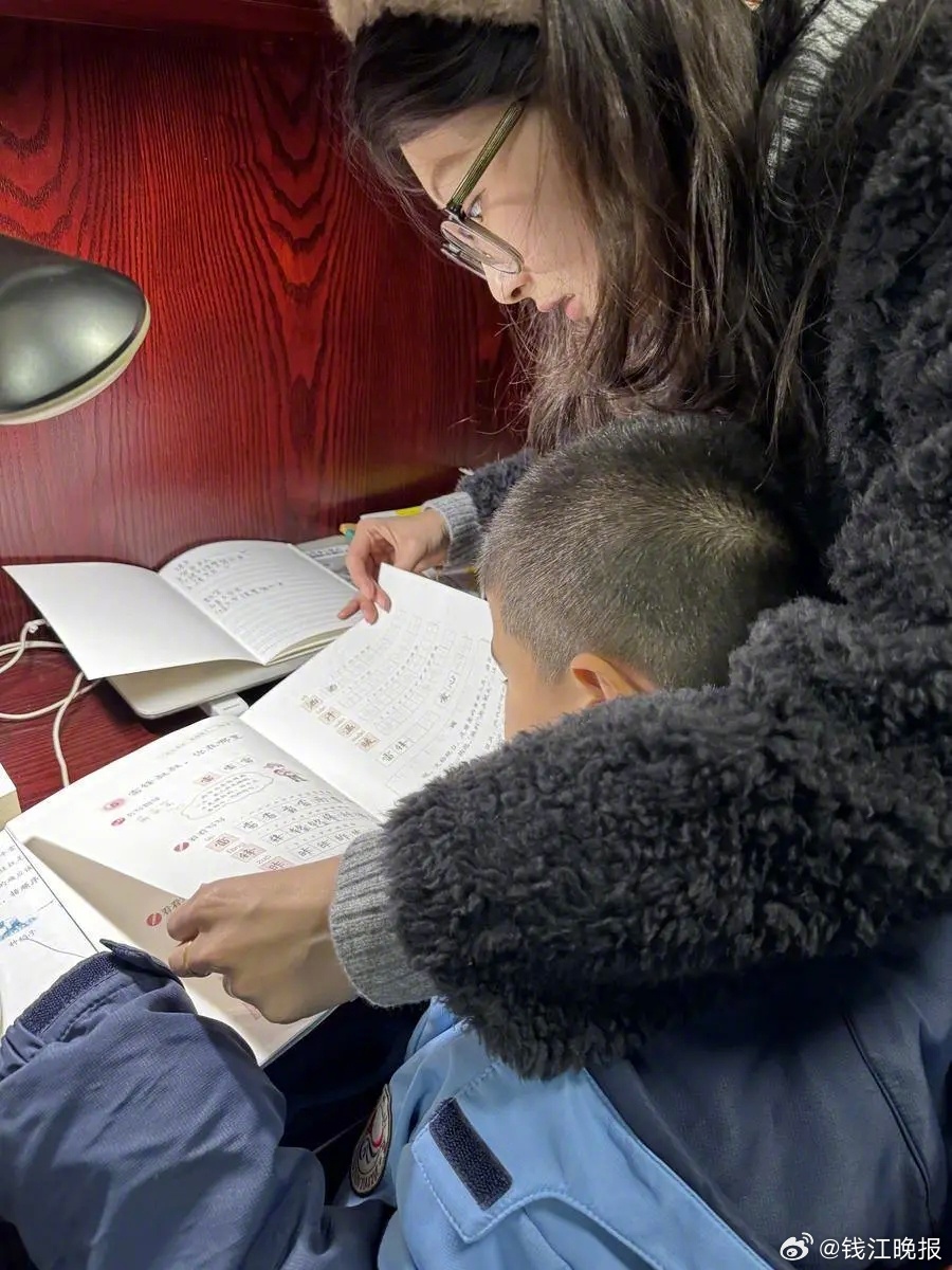 【#妈妈去了中东失联班主任撑起小家#】新学期开学，当同学们重返校园时，义乌市东洲