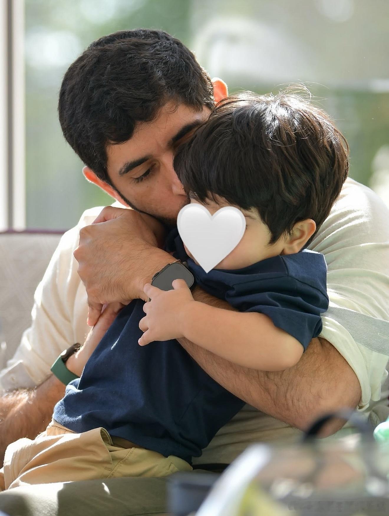 迪拜皇室[超话]早安，穆罕默德&赫德。给赫德的穿搭比个耶✌小鸟胸针很好看哦。迪拜