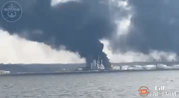 俄罗斯乌斯季卢加港大火持续燃烧。据路透社消息人士确认，受乌克兰袭击影响，乌斯季卢