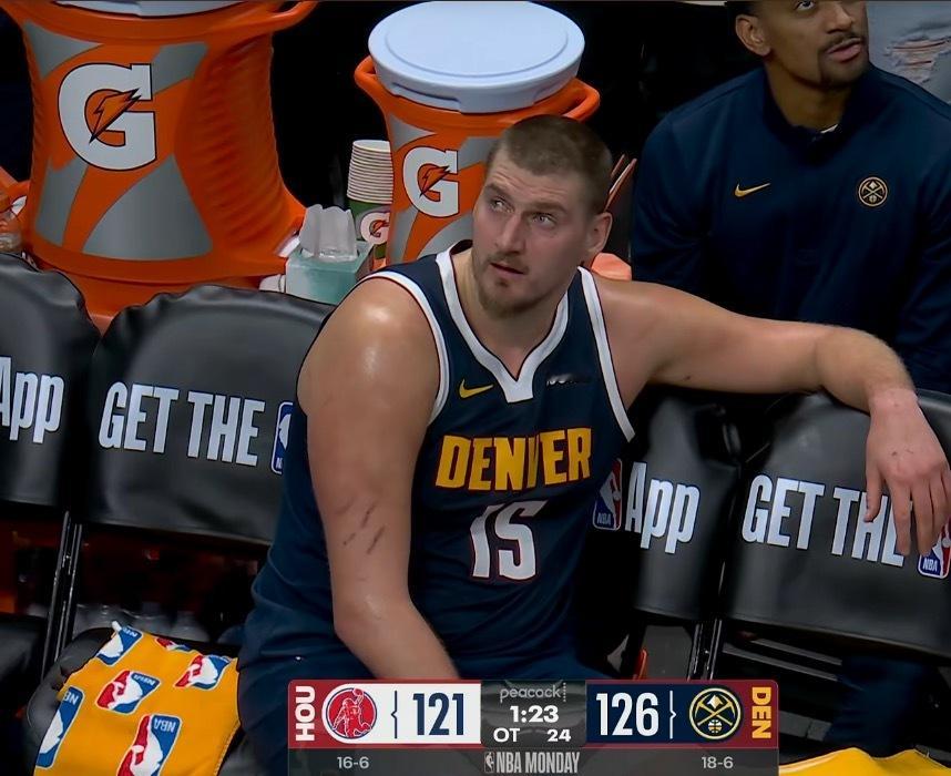 约老师6犯被罚下了今天又是大号的三双真现役联盟第一人，太强了火箭vs掘金