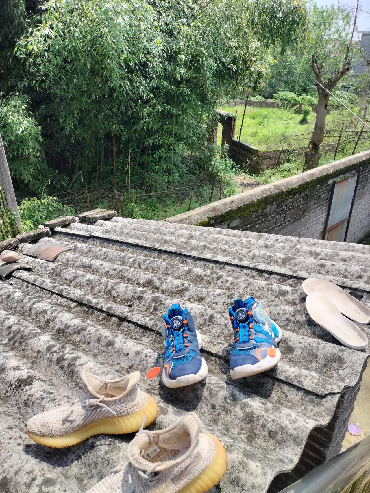 我给我儿子买鞋有个毛病，就是喜欢买大码，想让他多穿两年，可买回来不合脚，太长了，