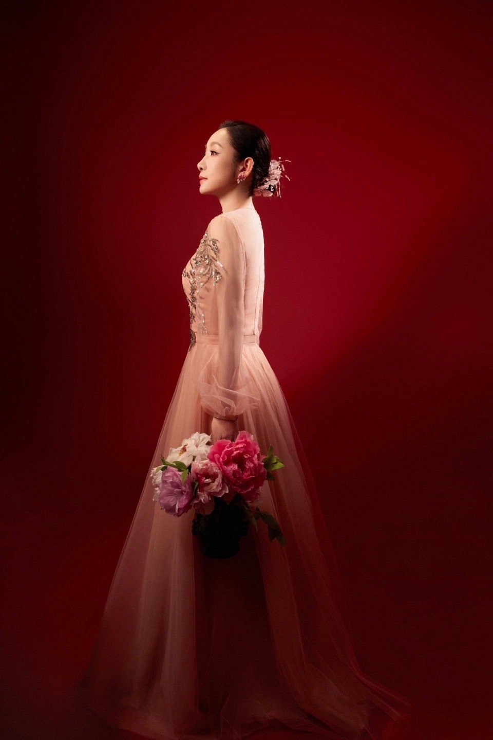 秦海璐春晚妆造精致到美甲 秦海璐这身春晚造型也太绝了吧！从礼服到妆容都大气明媚，