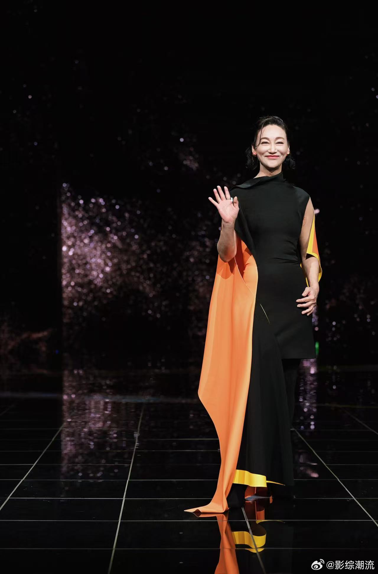 惠英红神女在发光惠英红披着斗篷的女王 惠英红如星辰般闪亮，橙红斗篷的她将优雅与力