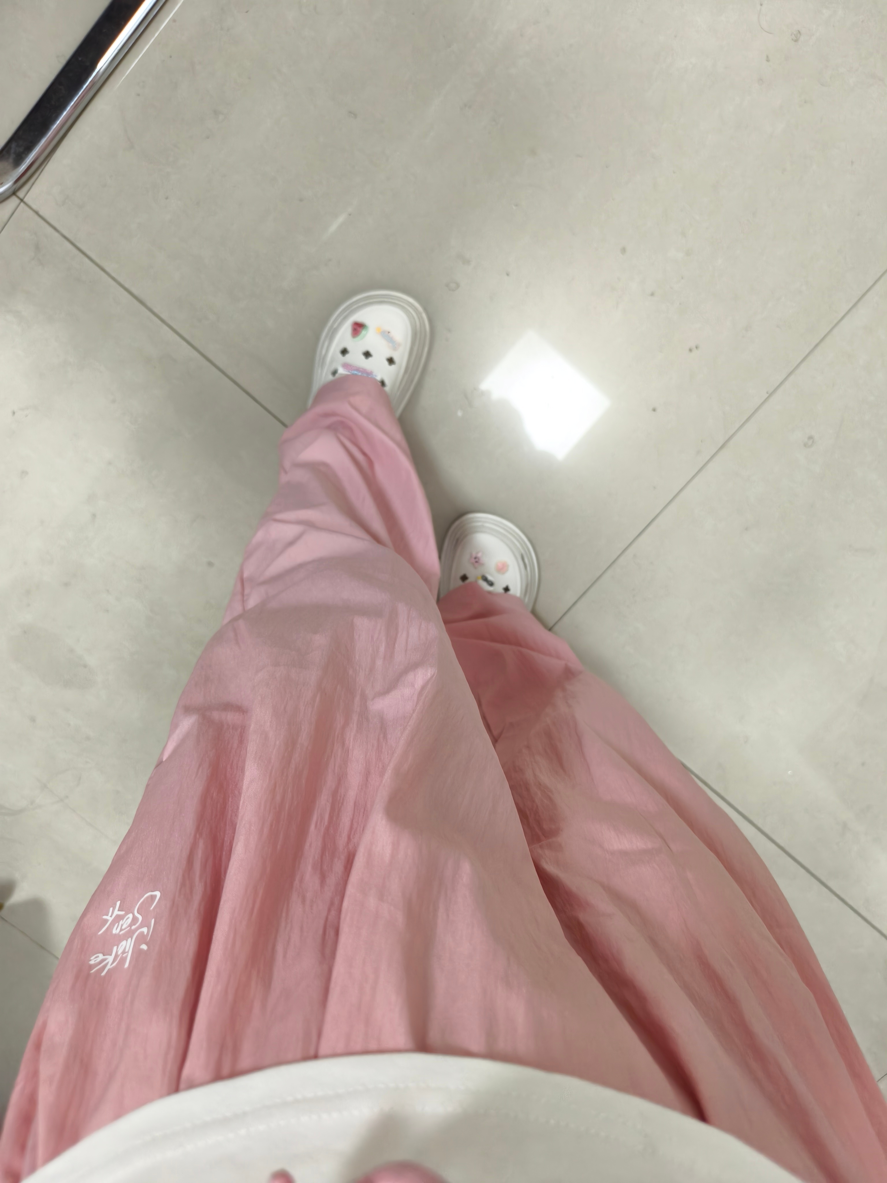 易烊千玺 芭乐粉 贼好看 原图直出无滤镜  洞洞鞋也是喵呜的哈哈四字 易烊千玺 