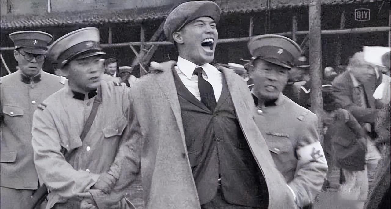 1601年，年仅12岁的阿巴亥被叔父安排嫁给了43岁的努尔哈赤，而后生下了3位皇