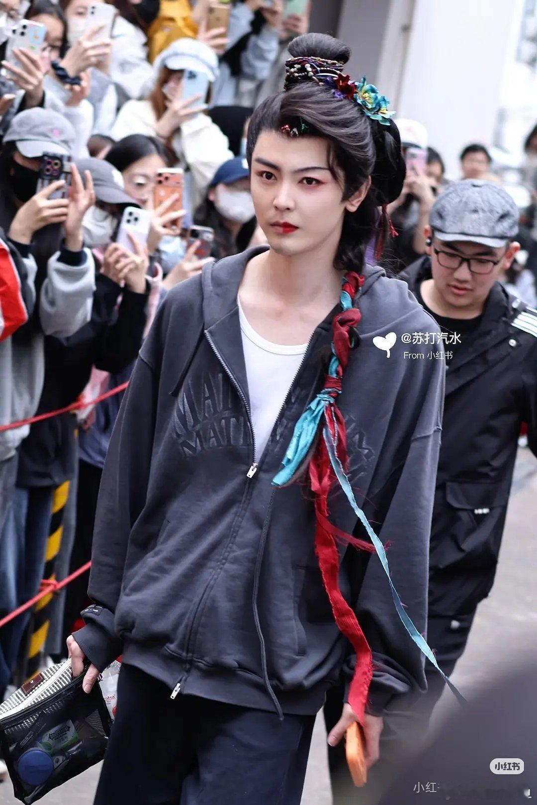 我的天哪！凤舞九天剧组！！！戴景耀演的是阴阳童子吧 