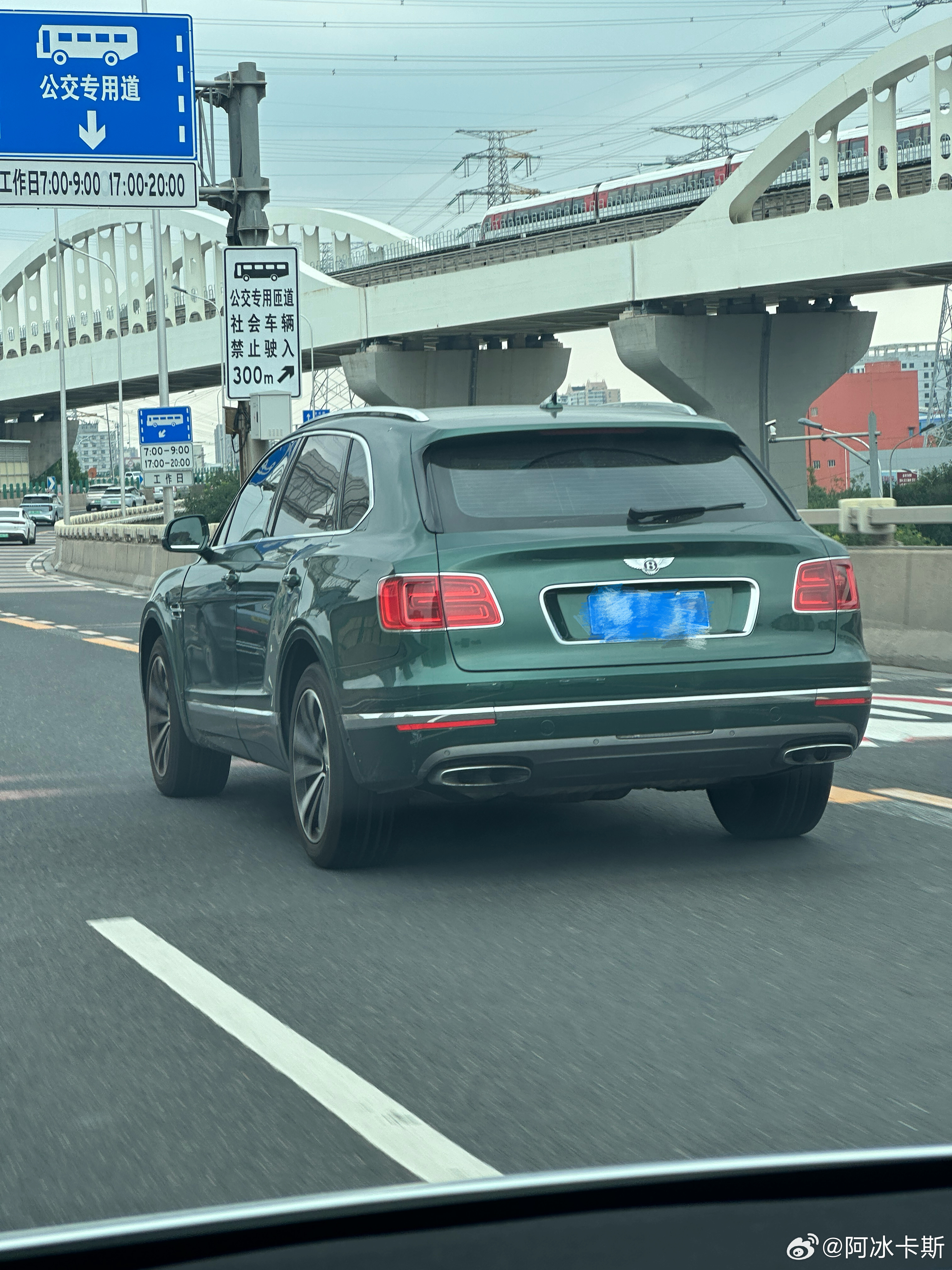 这绿色配大宾利添越 真是一点毛病没有 北京