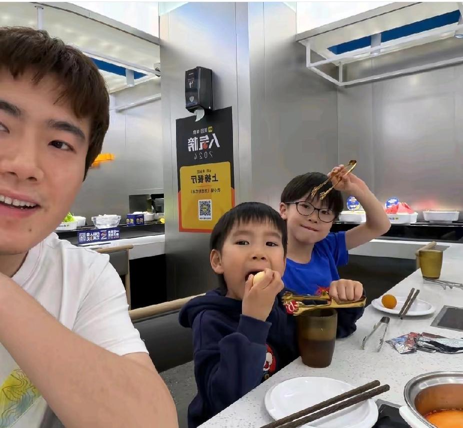 梁靖崑家这基因也太“霸道”了！父子三人共用一张脸？😱
 
梁靖崑晒出和两个儿子