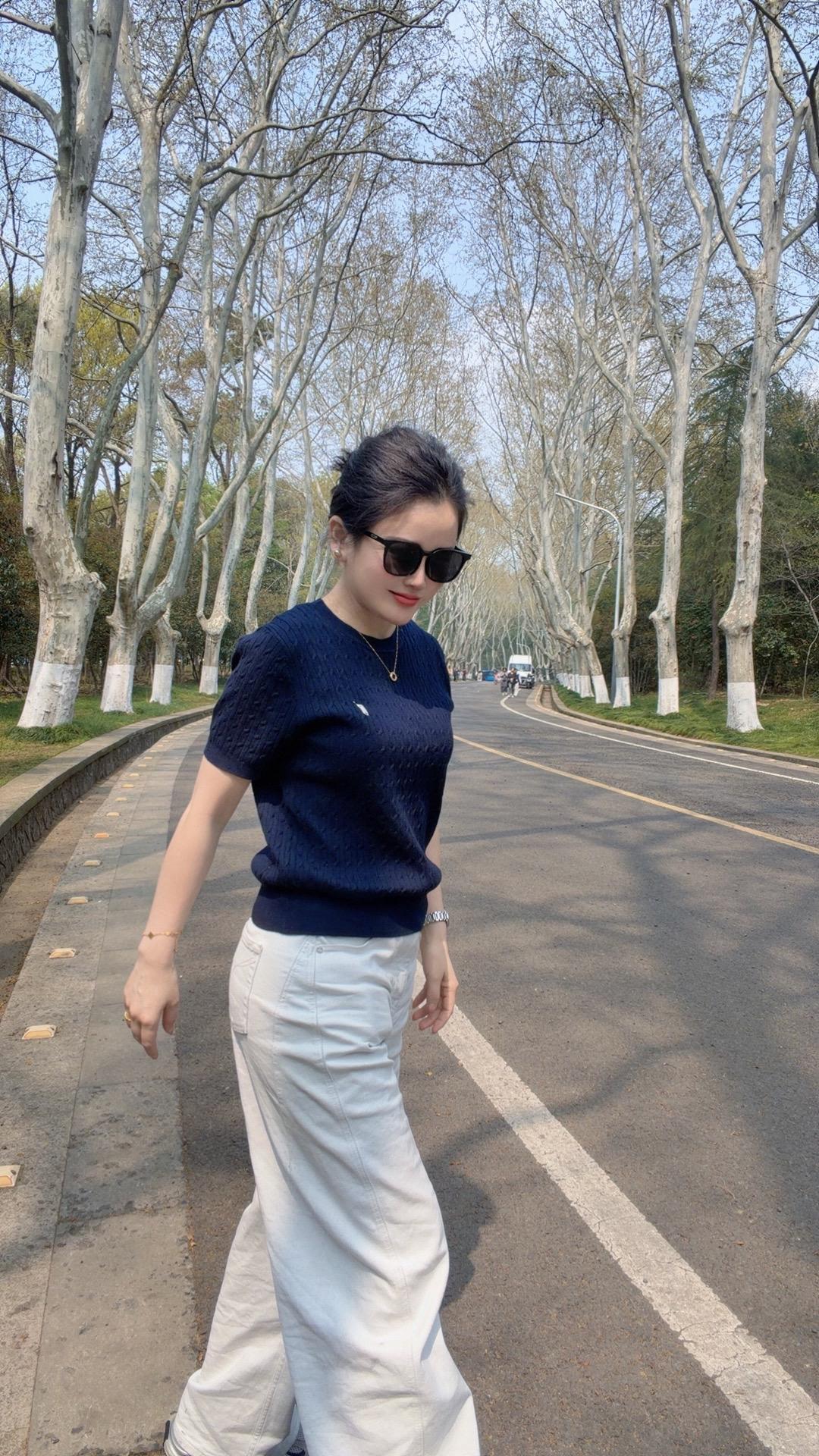 阳光透过枝叶洒下斑驳光影，风轻轻拂过，连呼吸都变得舒缓自在。没有喧嚣...