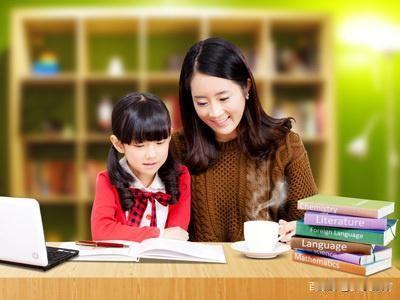 两者兼顾最好。
如果单选一，我站成绩重要这一边。快乐成长是很美好，但在现实面前，