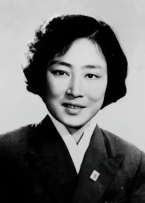 你说得没错，那个年代在战火中穿梭慰问的女兵们，确实有不少人心里藏着不能说的秘密，