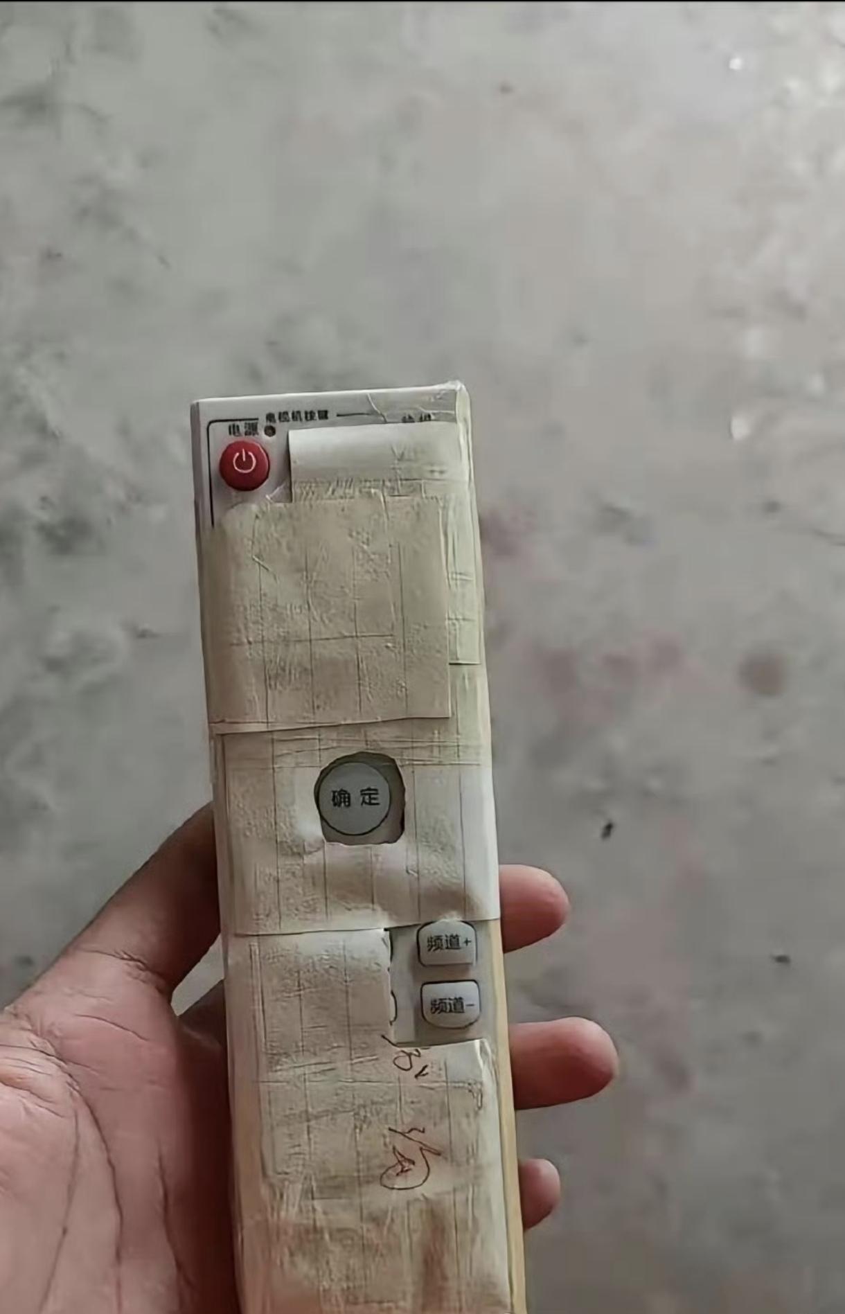 操作越简单越好，这就是老年人看电视的需求，开机直看、轻松换台、调音量，几个键搞定