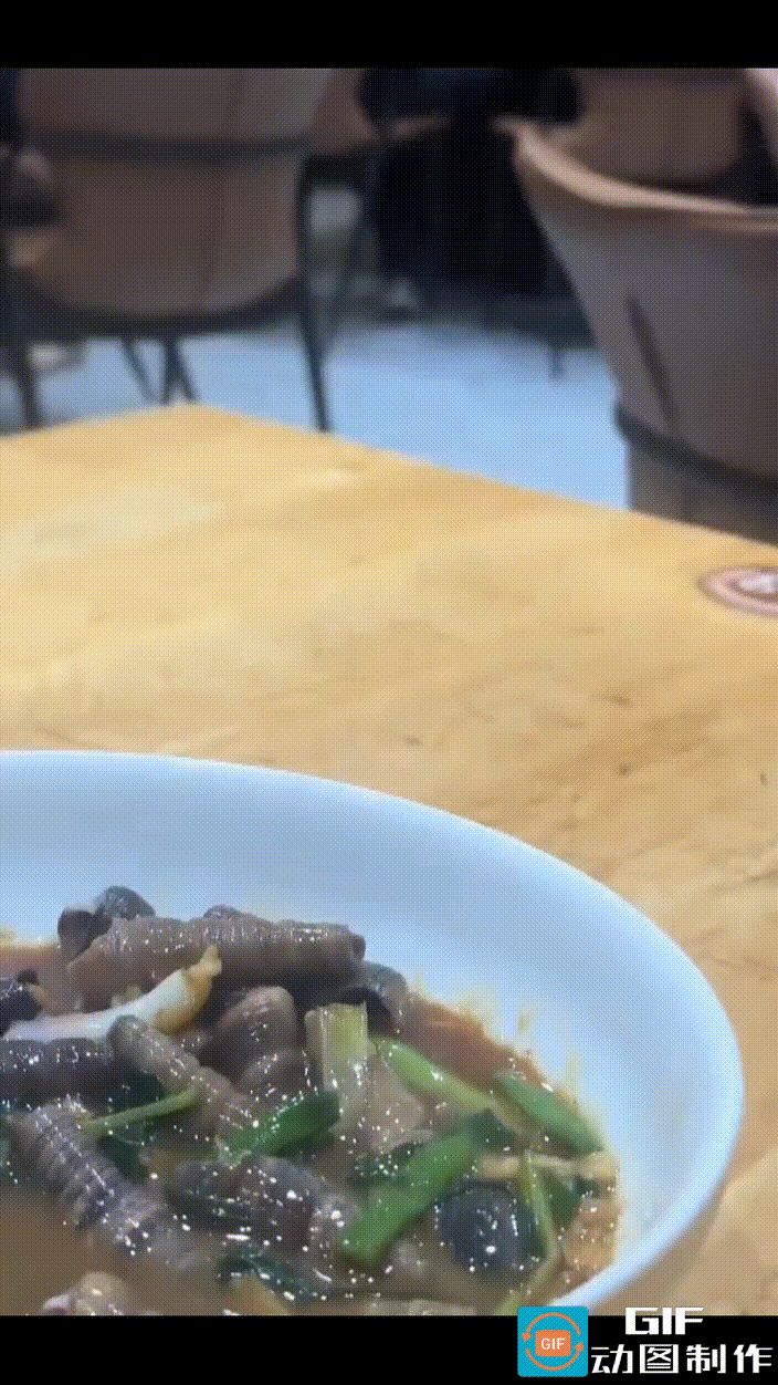 广东肇庆，一家名为“xx潮汕美食”的餐厅里，一对青年男女带着宠物狗狗进店用餐。