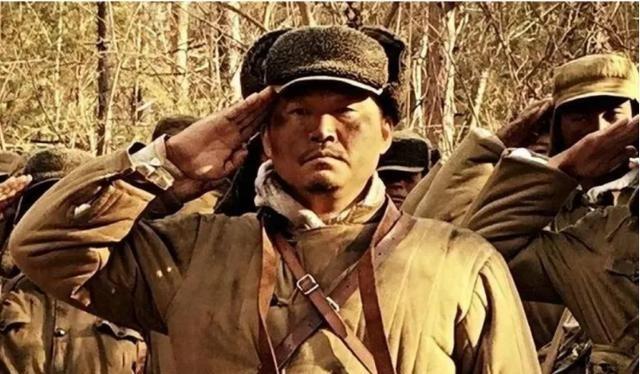 1950年，志愿军炊事班长康庆禄牺牲后，他的机枪还在咆哮，击毙了一大片敌人，美军