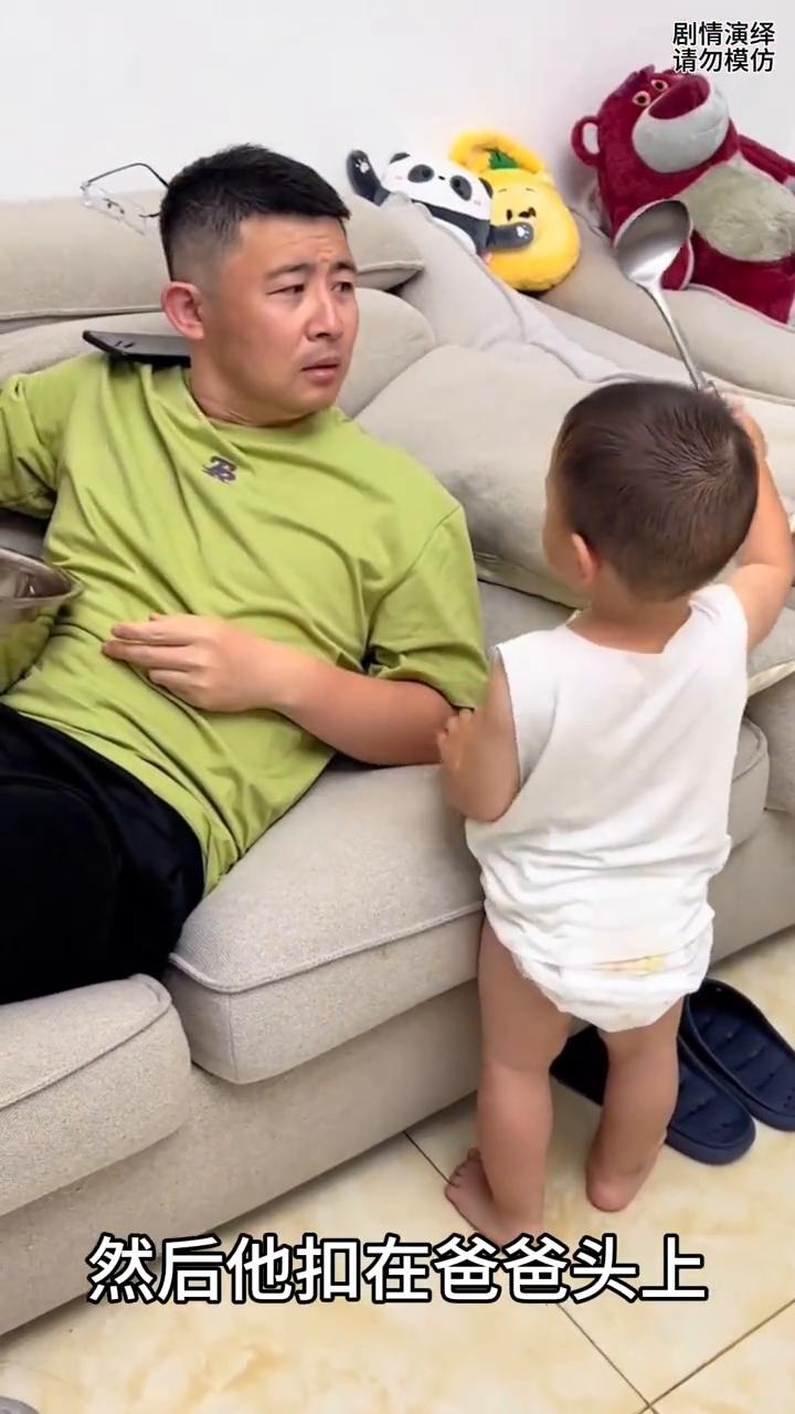 淘气的宝宝拿盆扣爸爸头上，下一秒他敲盆将爸爸吵醒了。
爸爸带娃太困，正在睡觉，精
