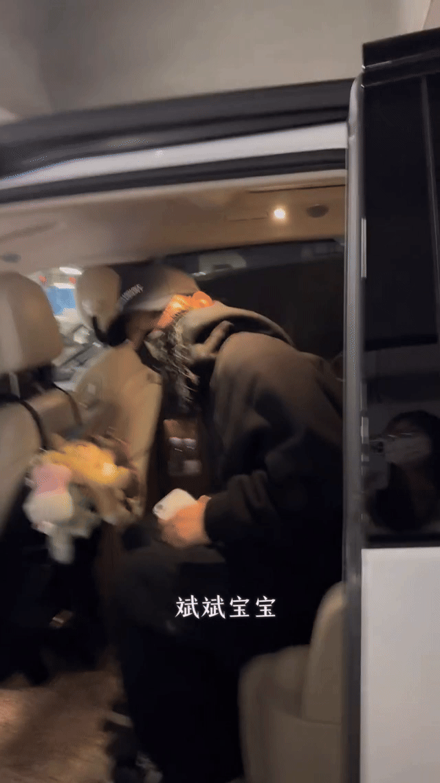 胡彦斌用脚底抠出三室一厅实锤！粉丝整活跳“上车摇”，斌斌低头找地缝的样子像极了尴