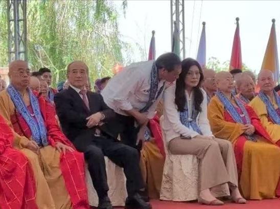 郑丽文前往屏东参与“世界和平叩钟祈福活动”，期间再度与王金平一同亮相、同框合影。