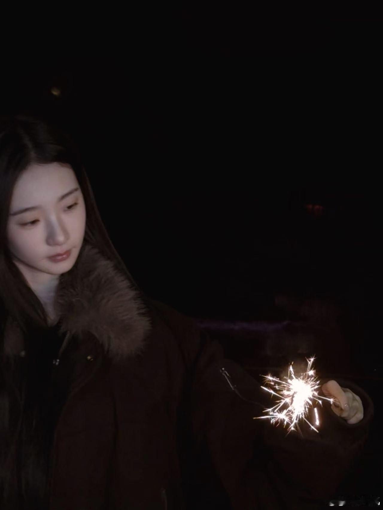 张艺凡美成大头贴 张艺凡这组图太有氛围感了，海边、夜色、仙女棒，每个元素都刚刚好