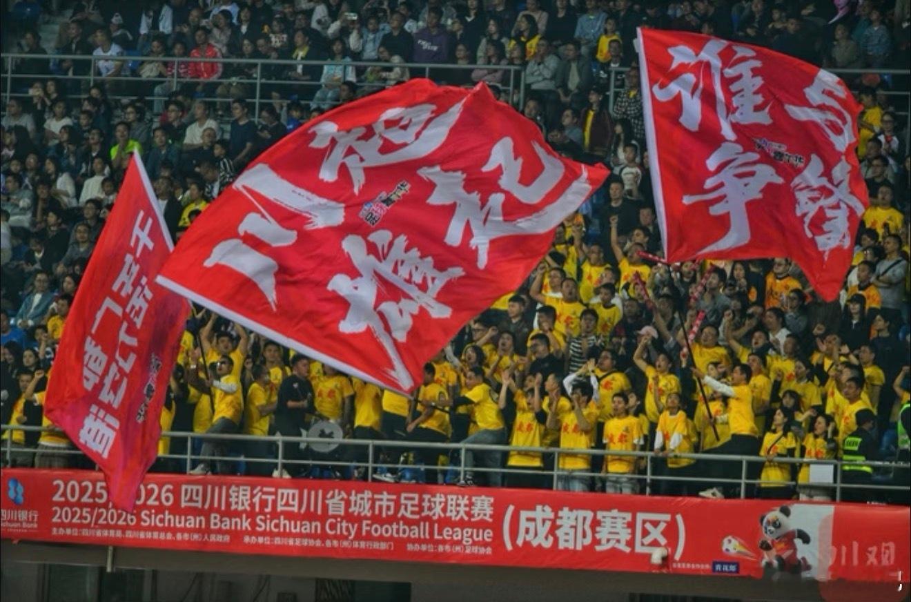 赵传说去看川超噻成都街头偶遇赵传打篮球，现场粉丝合唱小小鸟，雄起声不断，还亲口确