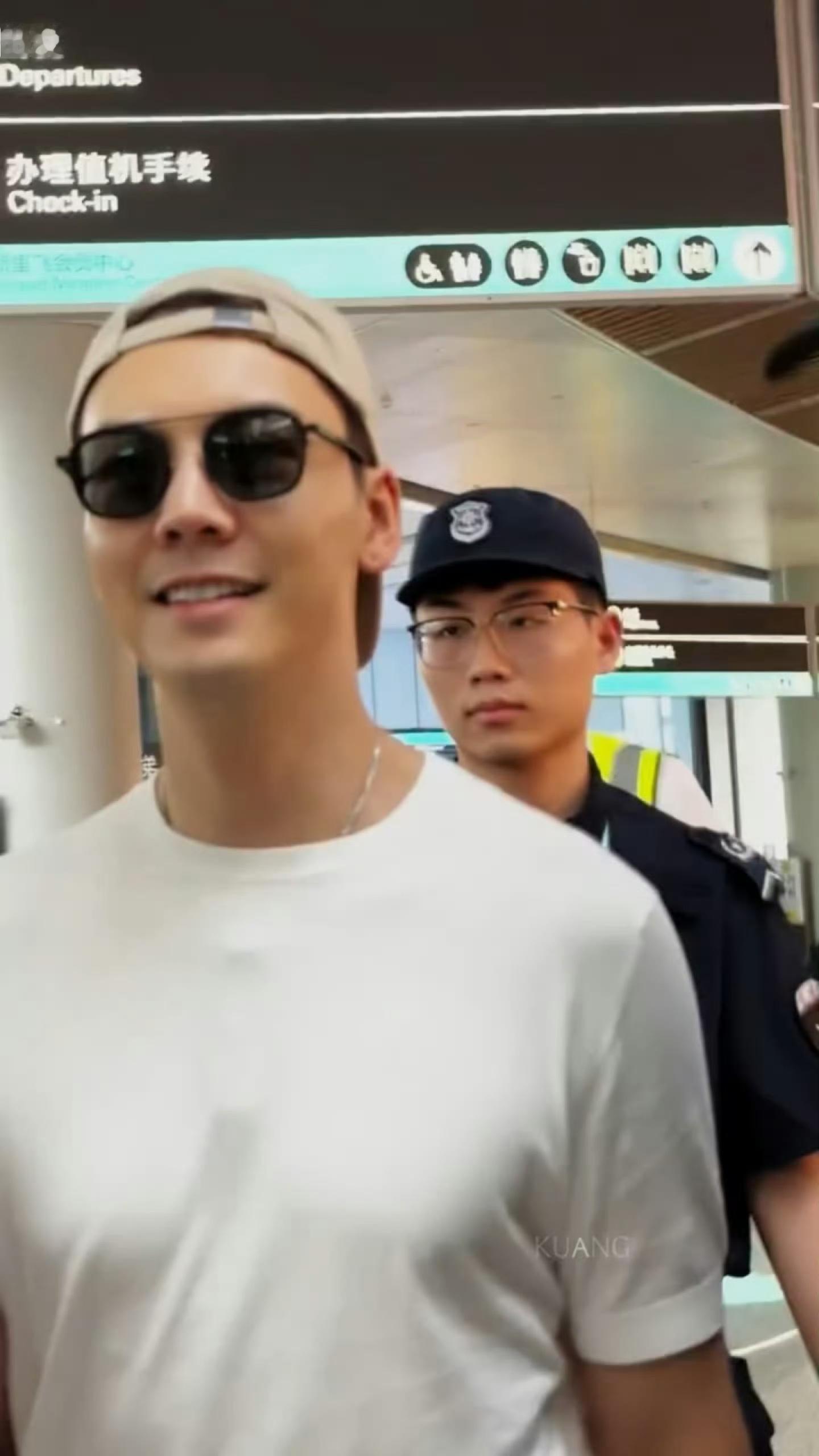陈伟霆是抱紧不是报警霆霆这反差萌绝了！台上西装杀疯台下"抱紧"梗王，白T墨镜帅到