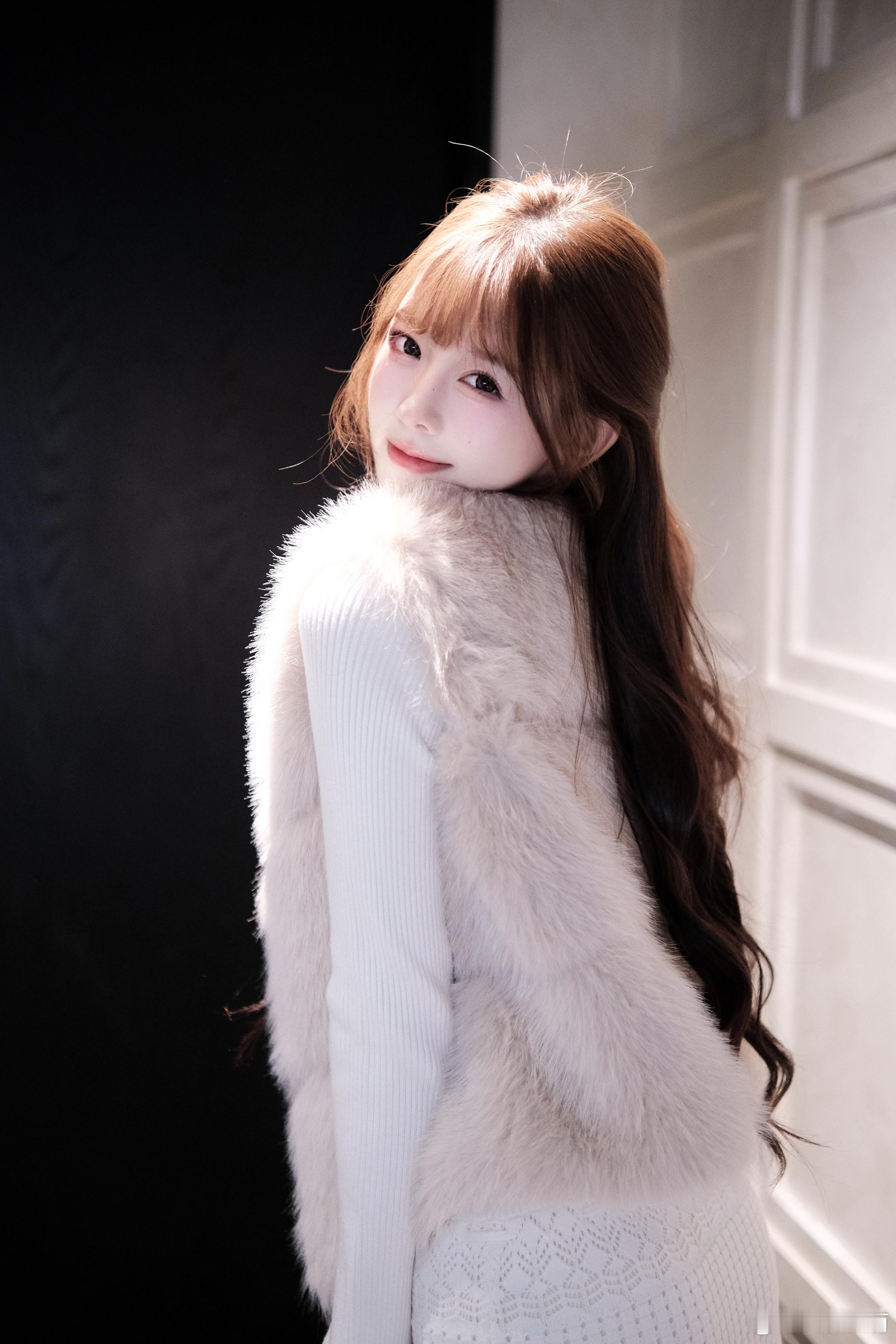 顶光下❄️清纯小白花氛围感拿捏～冬天就是要穿得毛茸茸的⛄️ootd冬季穿搭皮草女