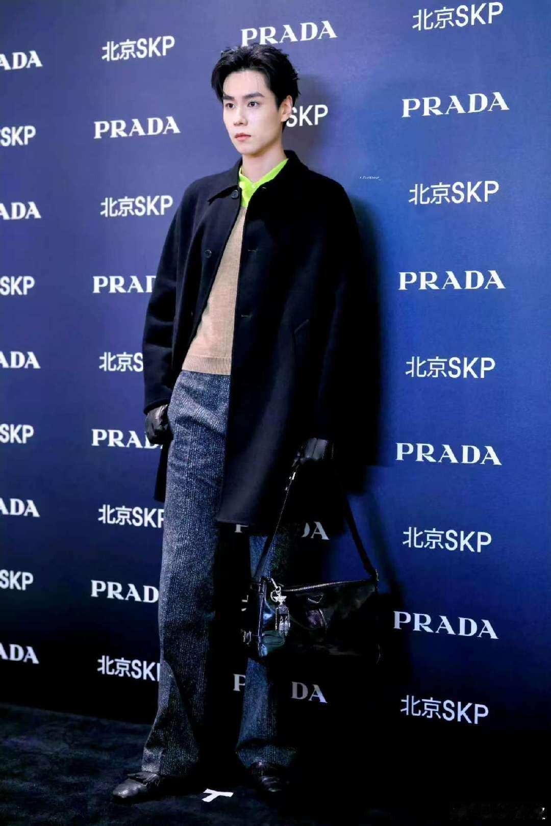 胡一天一张图三分之二都是腿   胡一天红蓝撞色大片 超帅的！好长的腿，好突出的优