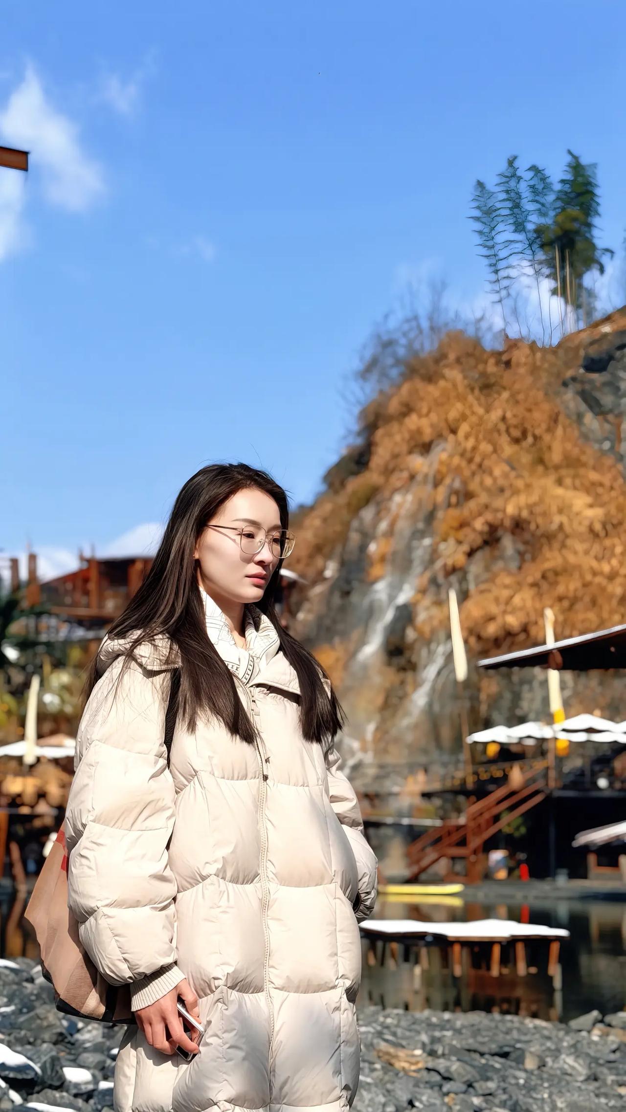 寒冬雪中行，暖阳照人衣。