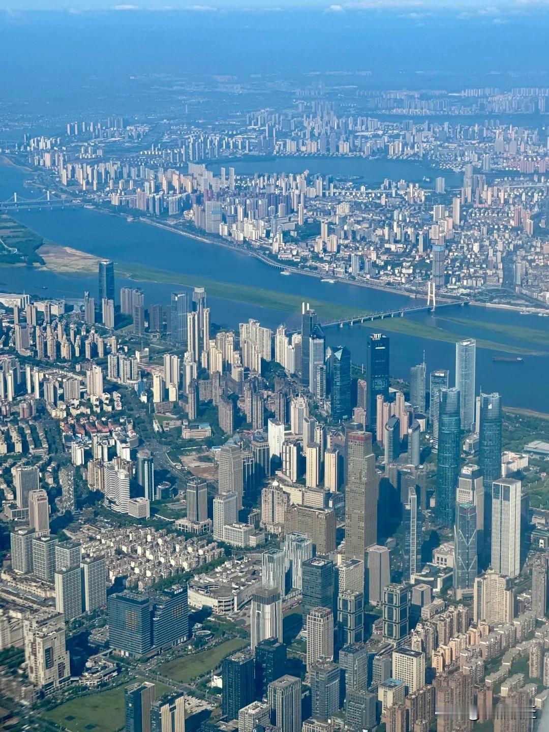 这张航拍图，直观地展现出了南昌的城建底气。赣江宛如一条玉带穿城而过，两岸的摩天楼